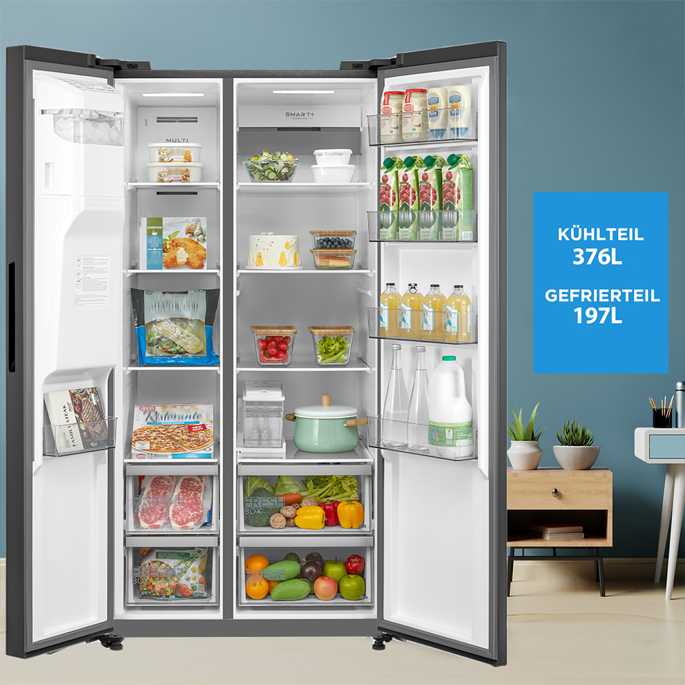 Ein Kühlschrank mit offenen Türen. Im Inneren befinden sich Obst, Gemüse, Getränke und Tiefkühlkost. Text: Kühlteil 376L, Gefrierteil 197L.