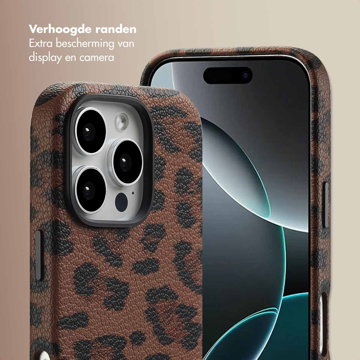 Una custodia per telefono con stampa leopardata, che mostra il telefono all'interno. La custodia è marrone e strutturata.