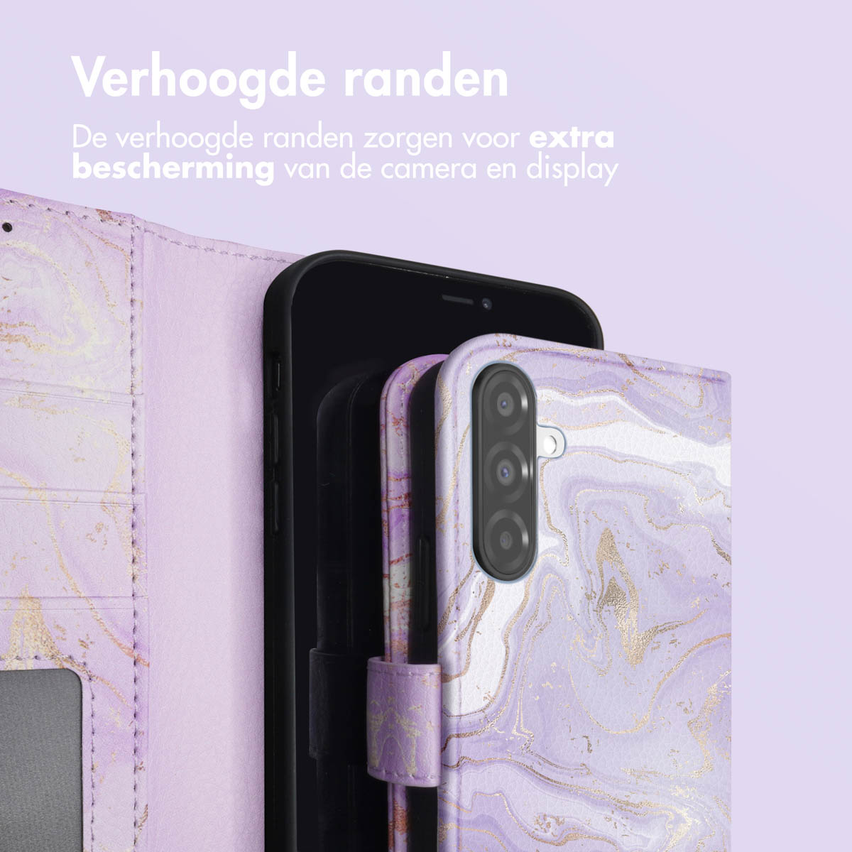 Een telefoonhoesje met een paars marmerontwerp, met de telefoon erin. De hoes is open en heeft een gesp.