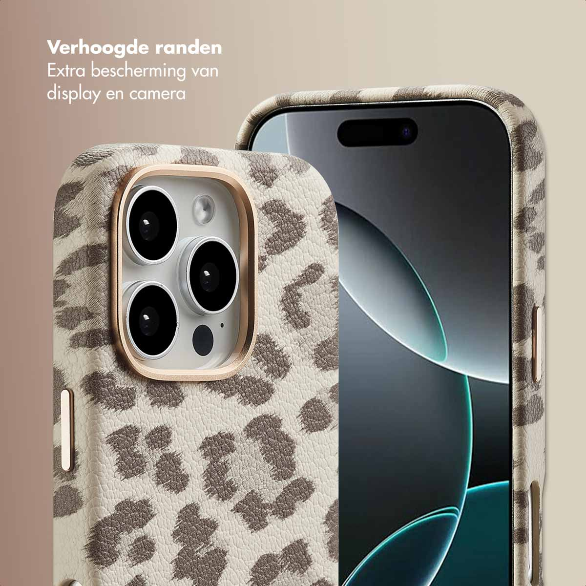 Primo piano di un telefono con stampa leopardata, che mette in evidenza gli obiettivi della fotocamera e un elegante schermo.