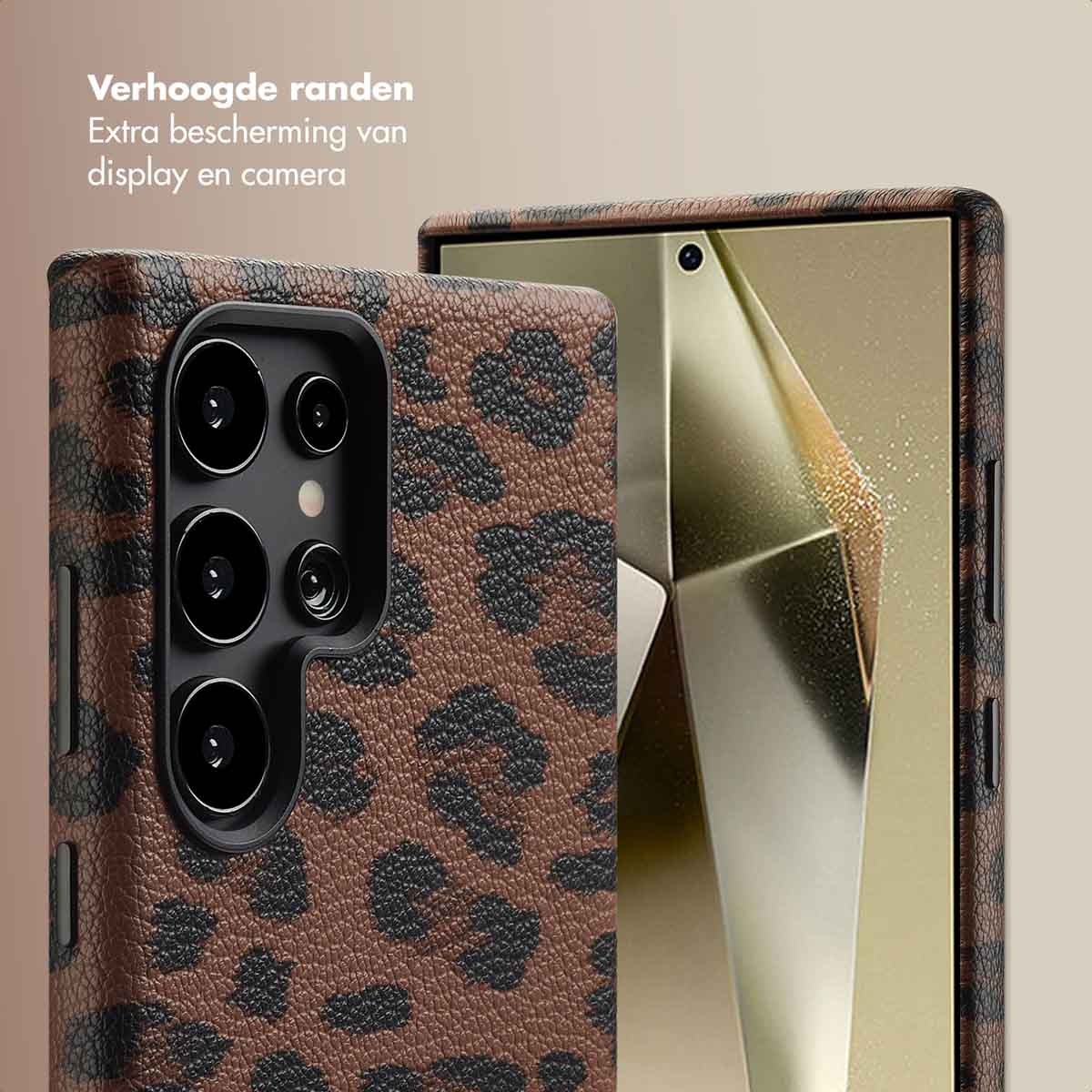 Close-up van een bruin telefoonhoesje met luipaardprint op een telefoon, met de nadruk op cameralenzen en schermdetails.