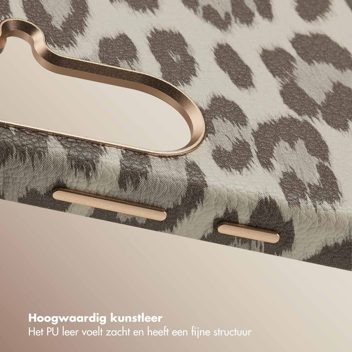 Close-up van een beige luipaardprint telefoonhoesje. Textuur zichtbaar. Gouden accenten.
