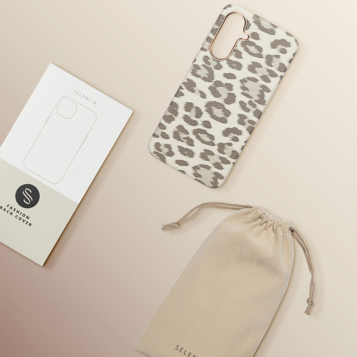 Telefoonhoesje en tas, met een doos. Allemaal met een luipaardpatroon. Beige achtergrond.