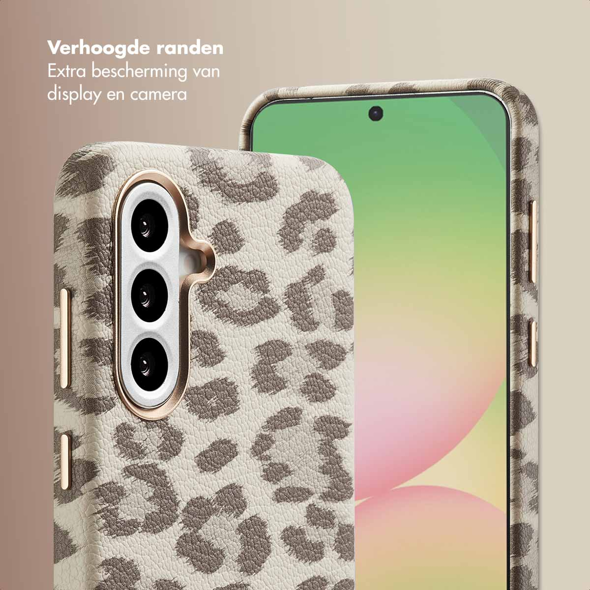 Close-up van een telefoon met een luipaardprint, met cameralenzen en een scherm met roze en groene tinten.
