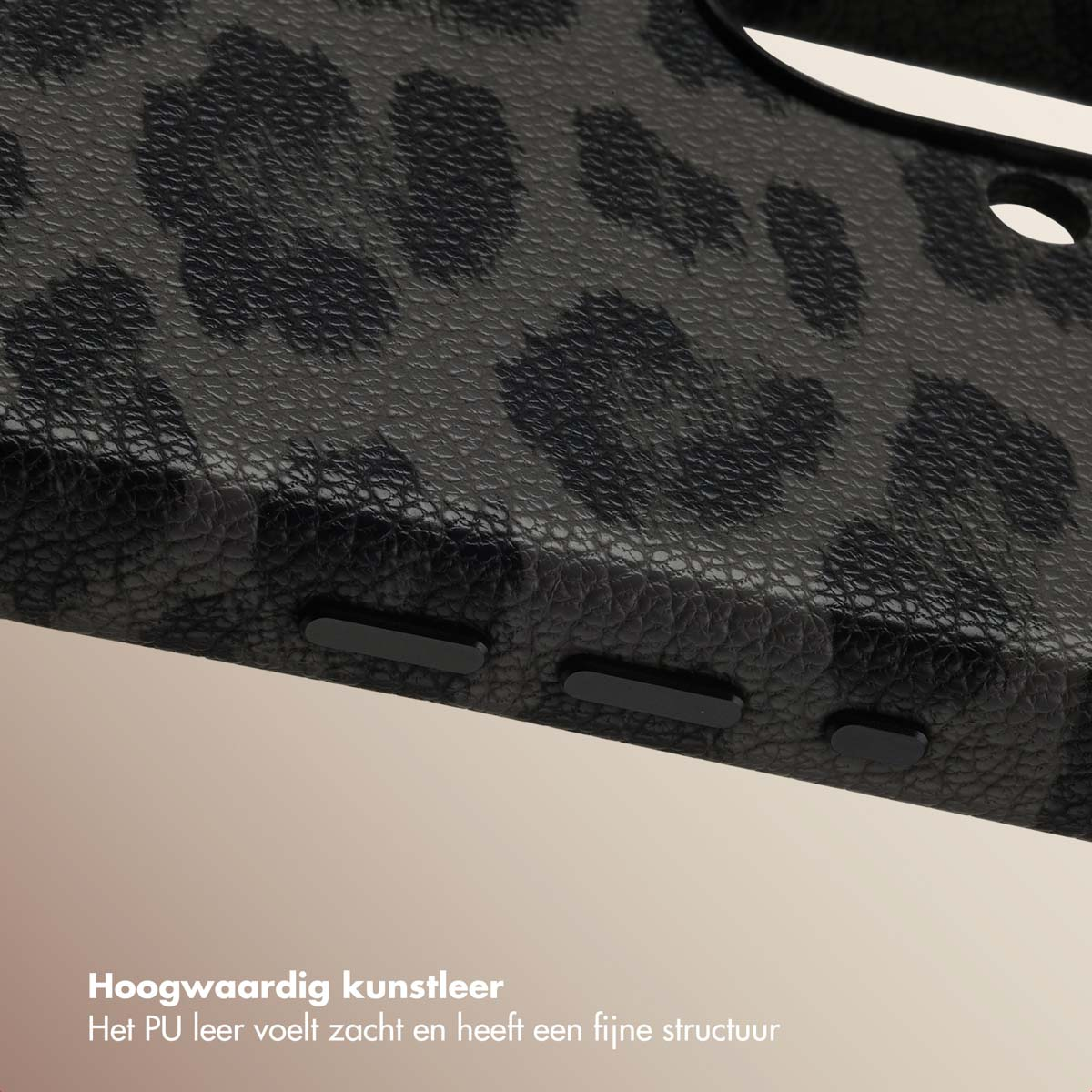 Close-up van een zwarte telefoonhoes met textuur en luipaardprint. Knoppen zijn zichtbaar.