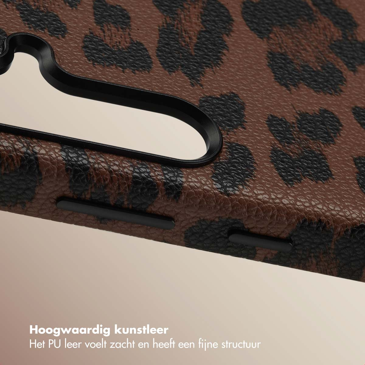 Close-up van een telefoonhoesje met bruine luipaardprint. De knoppen zijn zichtbaar. Achtergrond is effen.