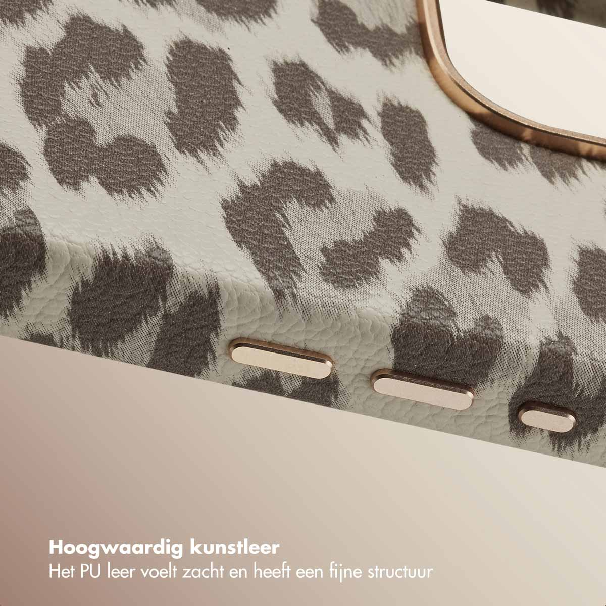 Close-up van een telefoonhoesje met luipaardprint. Knoppen zijn zichtbaar. De achtergrond is effen.