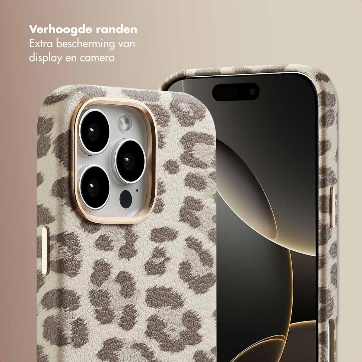 Close-up van een telefoonhoesje met luipaardprint. Lichtbruin met donkerbruine vlekken. De telefooncamera is zichtbaar.