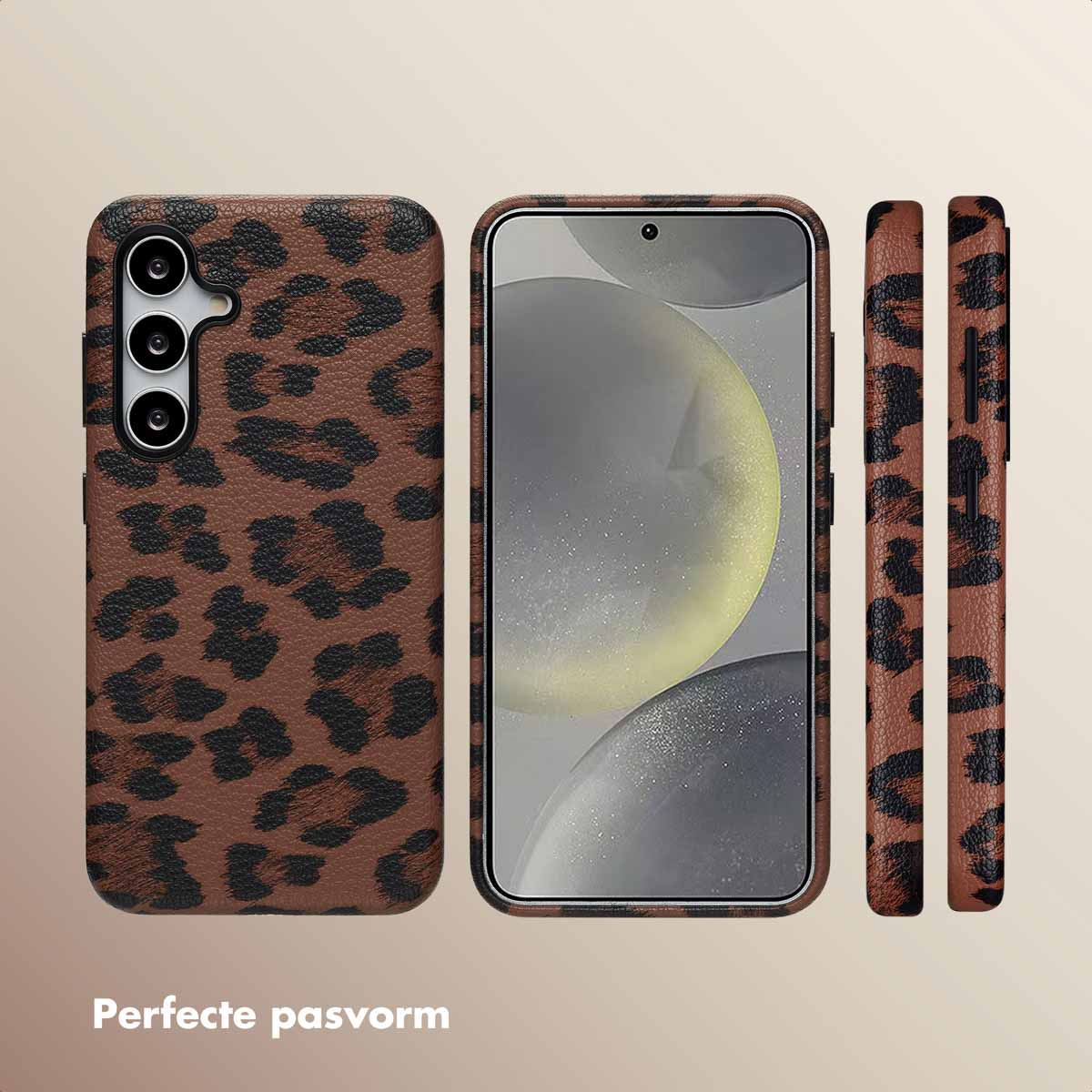 Drie telefoonhoesjes met luipaardprint worden getoond, met voor-, achter- en zijaanzicht. De hoes is bruin met zwarte vlekken.