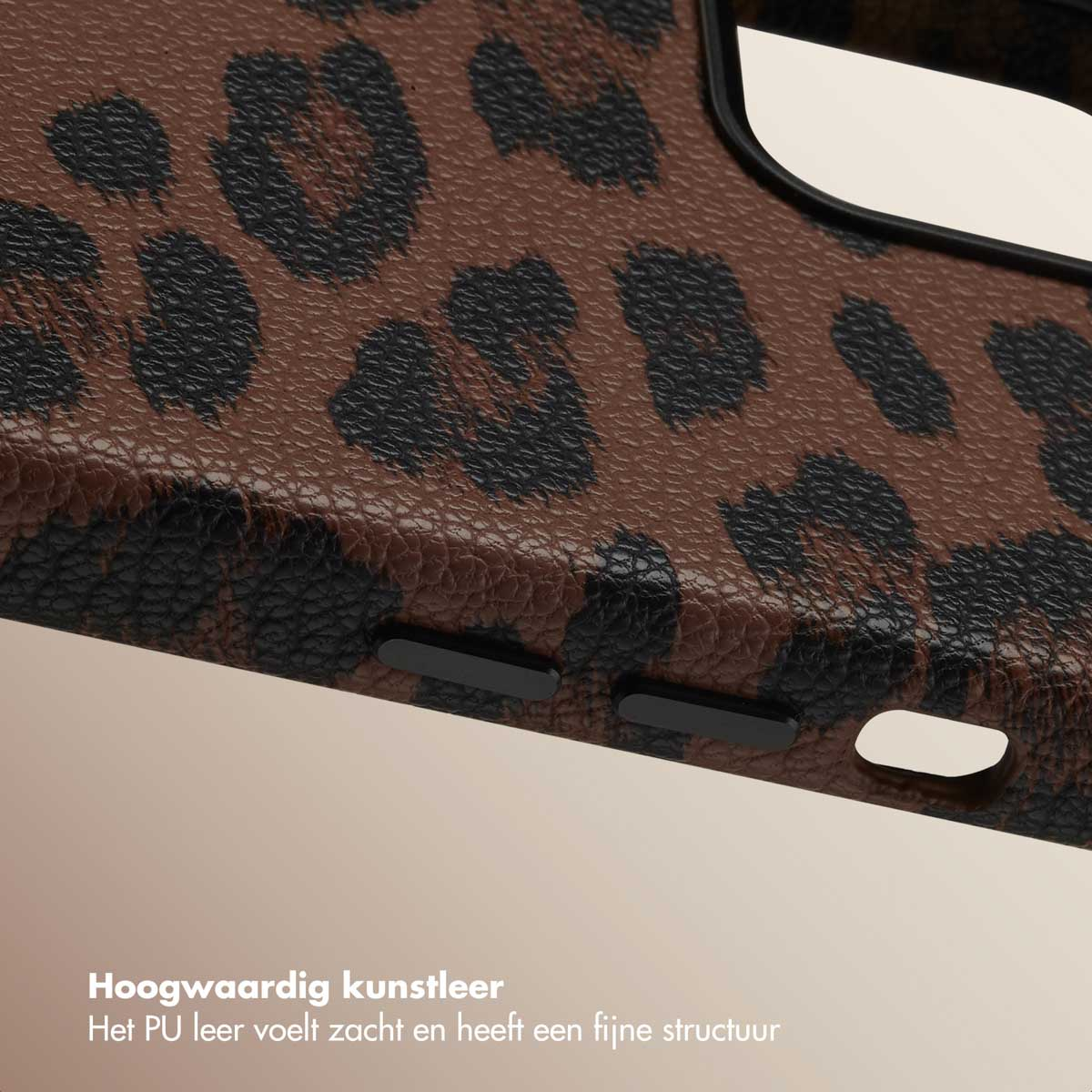 Close-up van een bruin telefoonhoesje met luipaardprint. De tekst luidt: hoogwaardig synthetisch leer.