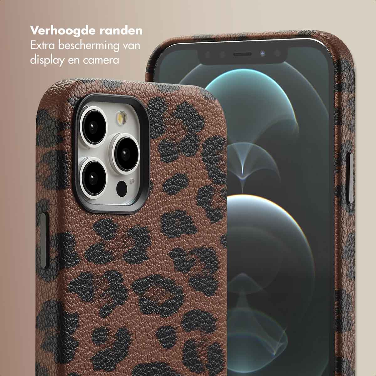 Een close-up afbeelding van een telefoonhoesje met luipaardprint toont de camera en de textuur van de hoes. De kleur is bruin met zwarte vlekken.