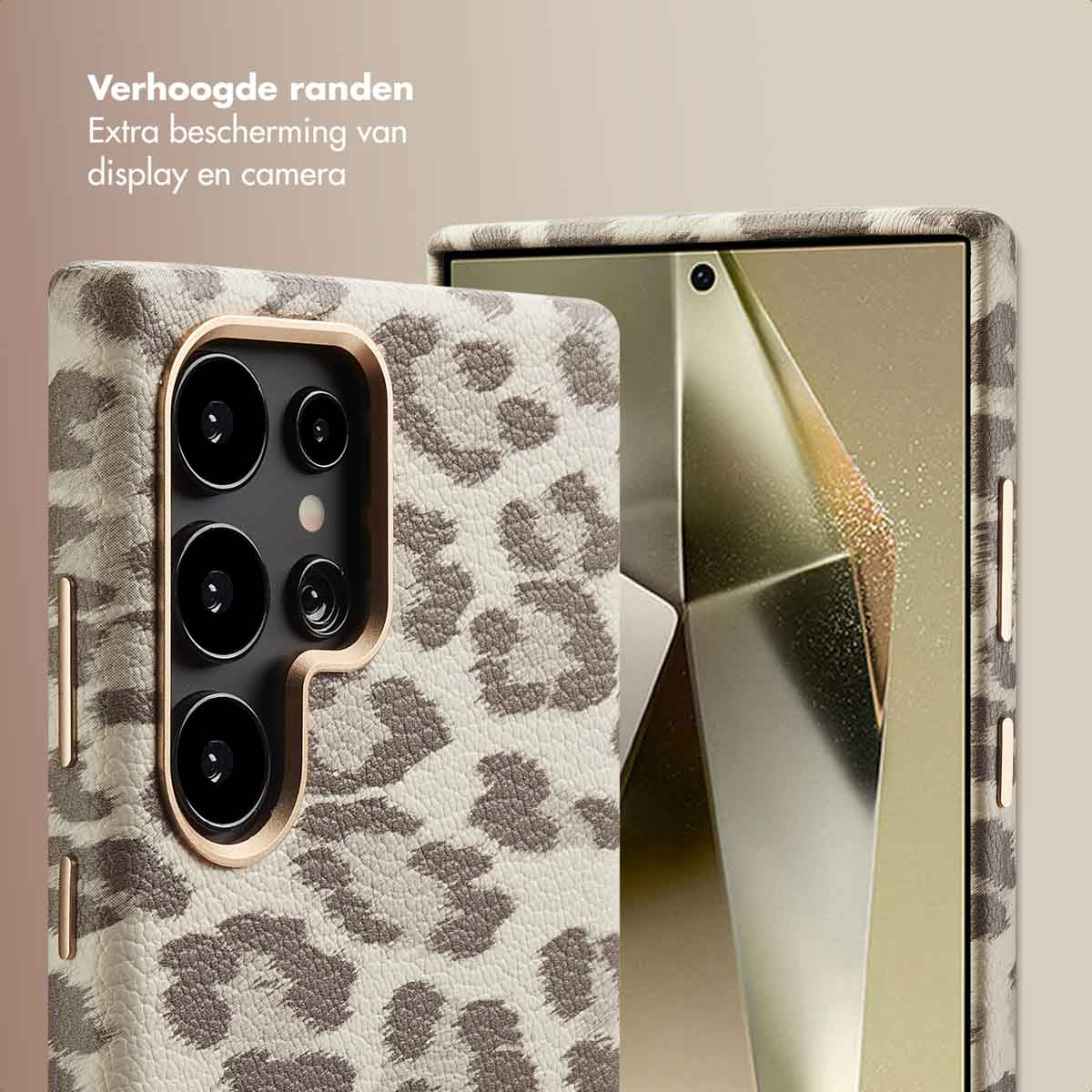 Close-up van camera en verhoogde rand van een telefoonhoesje met luipaardprint op een bruine achtergrond.