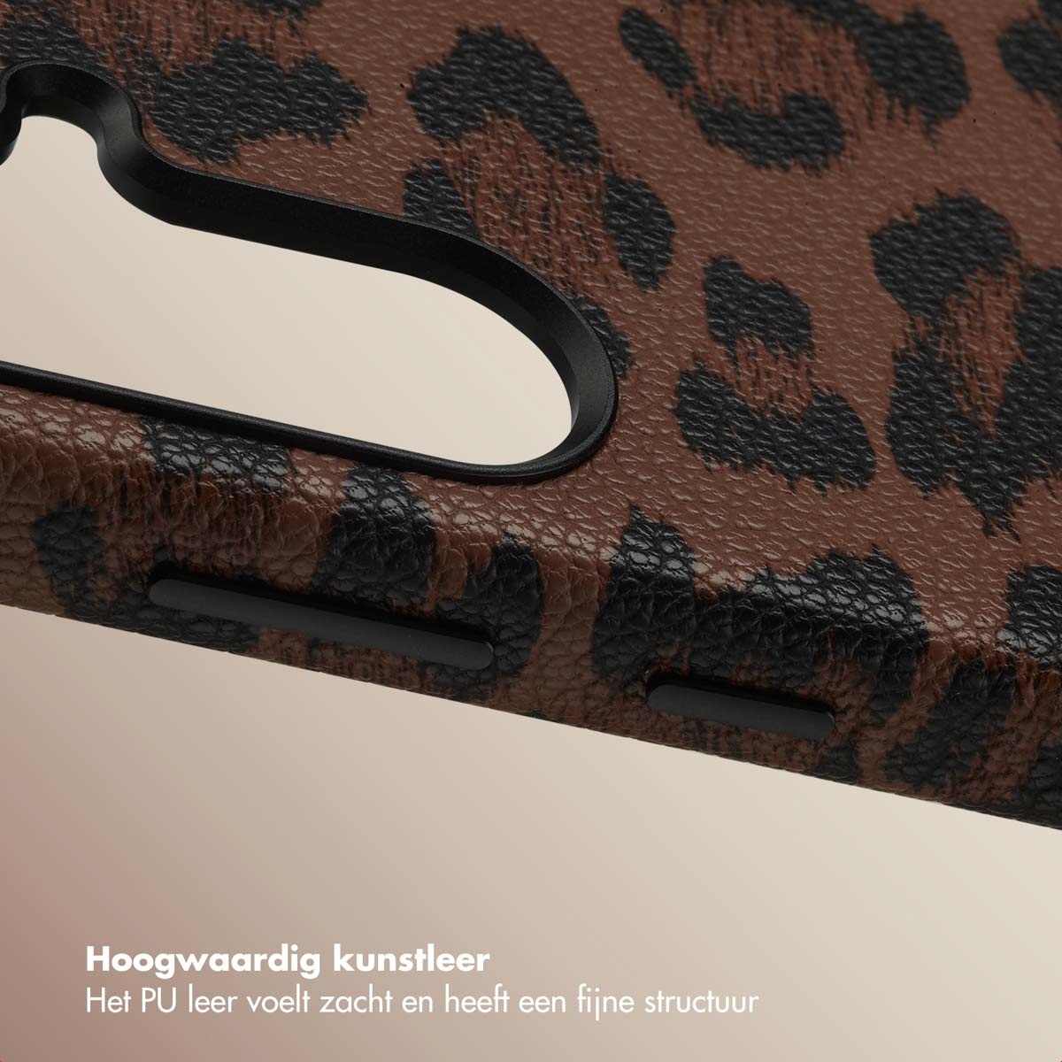 Close-up van een bruine telefoonhoes met luipaardprint. De hoes heeft een textuuroppervlak en een uitsparing voor knoppen.