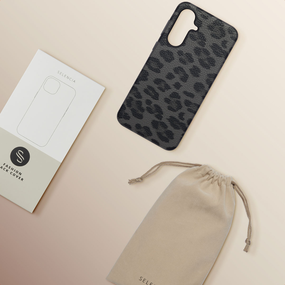 Une coque de téléphone avec un imprimé léopard noir, une boîte blanche et un sac beige à cordon, sur un fond beige clair.