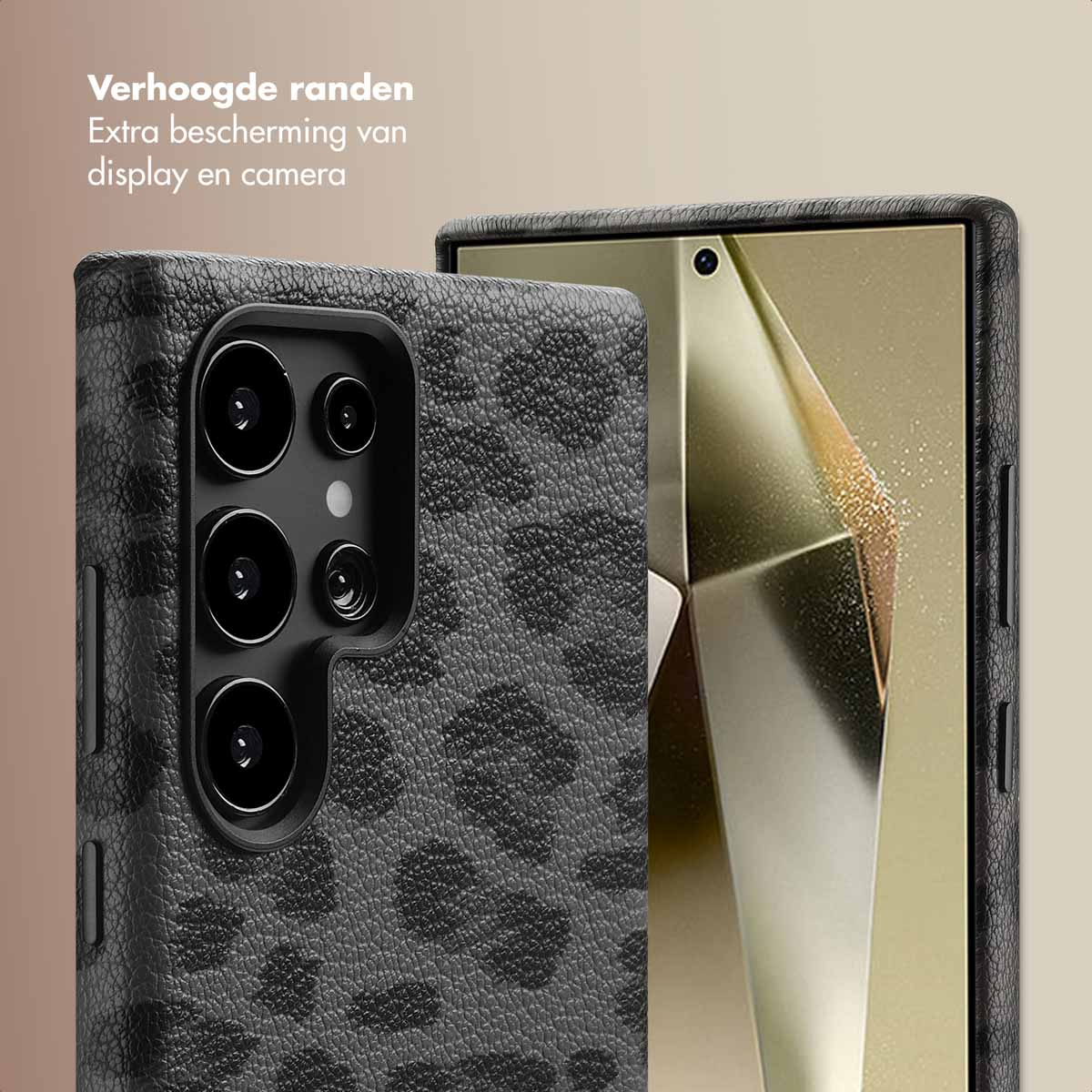 Een telefoonhoes en een telefoon met luipaardprint. De telefoon rechts.