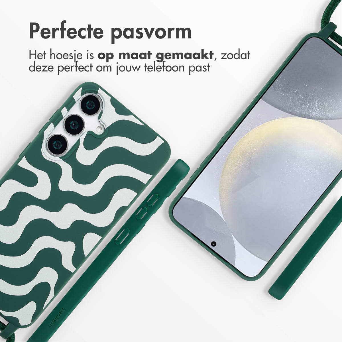 Een telefoon en hoesje met een groen en wit golfpatroon, met een donkergroen koordje, met een witte achtergrond.