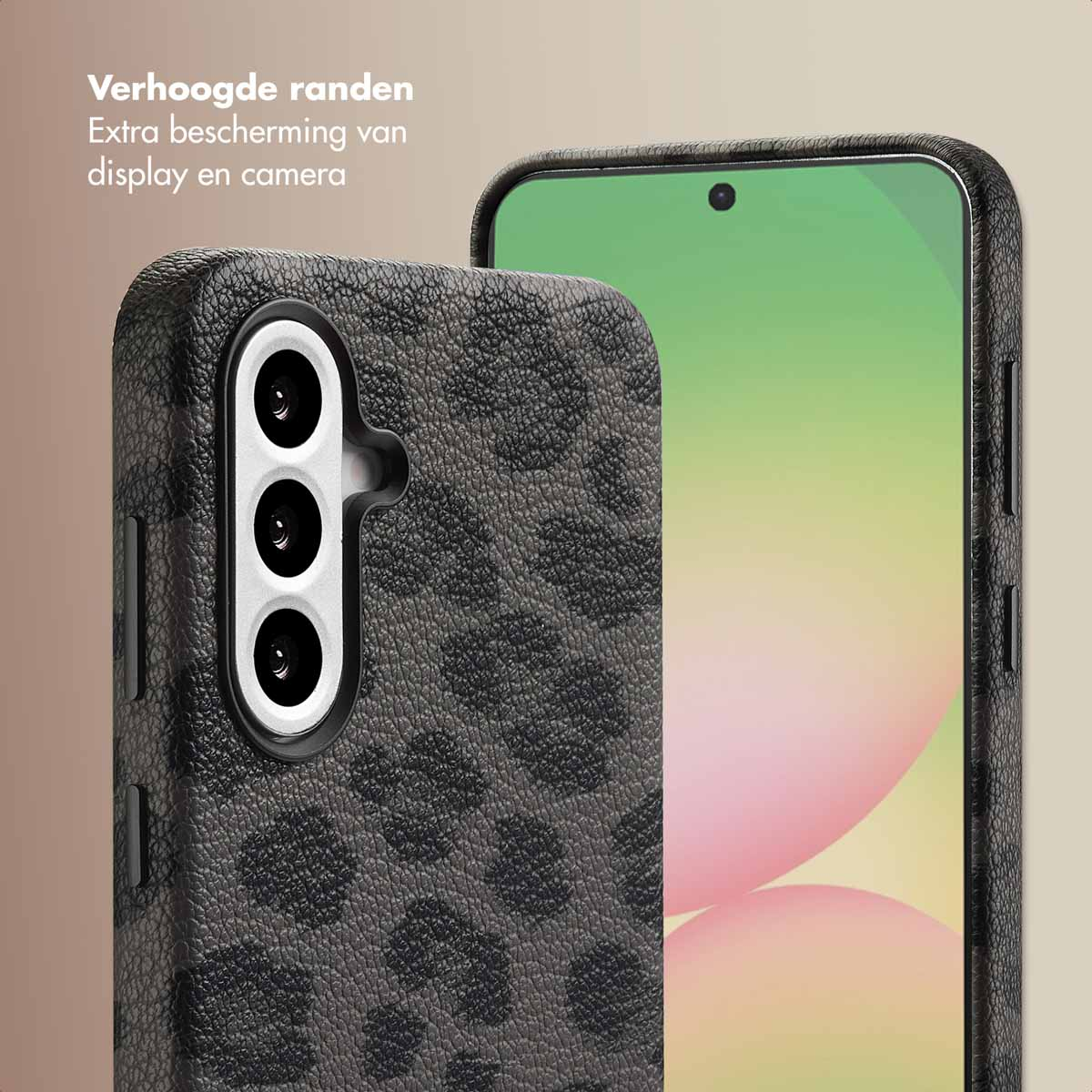 Gros plan sur un téléphone et une coque à imprimé léopard. La coque a une surface texturée et une découpe pour les caméras.