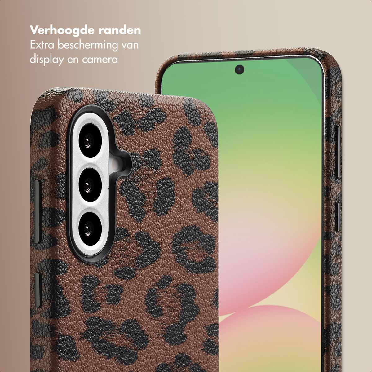 Close-up van een telefoon en luipaardprint hoesje. De hoes heeft een textuuroppervlak en een uitsparing voor de camera's.