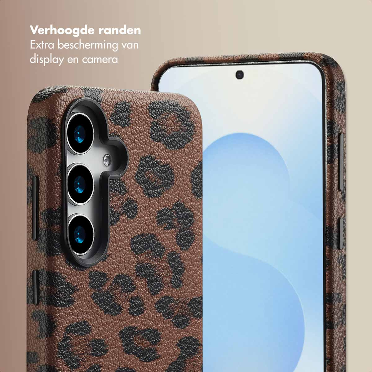 Gros plan sur un téléphone et une coque à imprimé léopard. La coque a une surface texturée et une découpe pour les caméras.