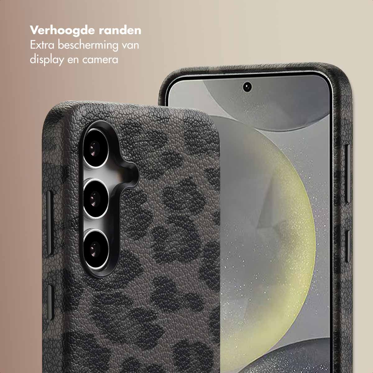 Close-up van een zwarte telefoonhoes met luipaardprint met een telefoon erin, die de camera toont.