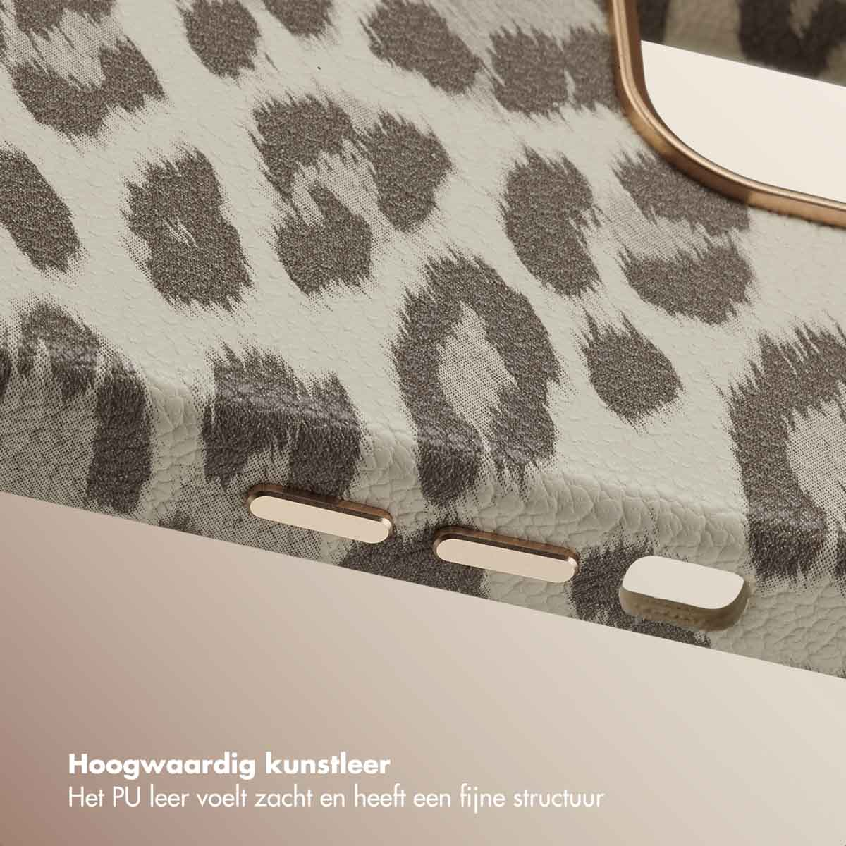 Close-up van een witte telefoonhoes met luipaardprint. Gouden knoppen zijn zichtbaar.