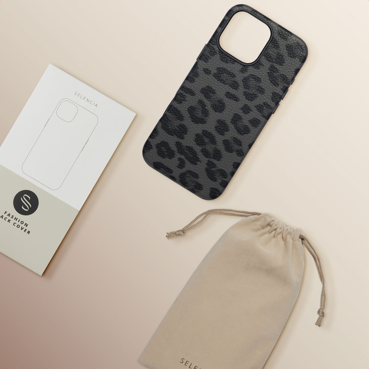 Telefoonhoesje, verpakking en zakje. Hoesje is zwart met luipaardprint. Alles op een lichtbeige achtergrond.