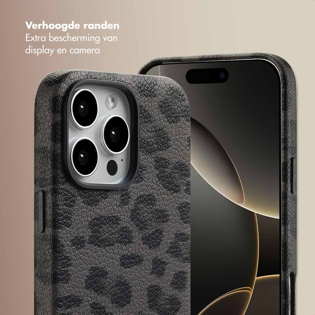 Close-up van een zwarte telefoonhoes met luipaardprint met een telefoon erin, die de camera toont.