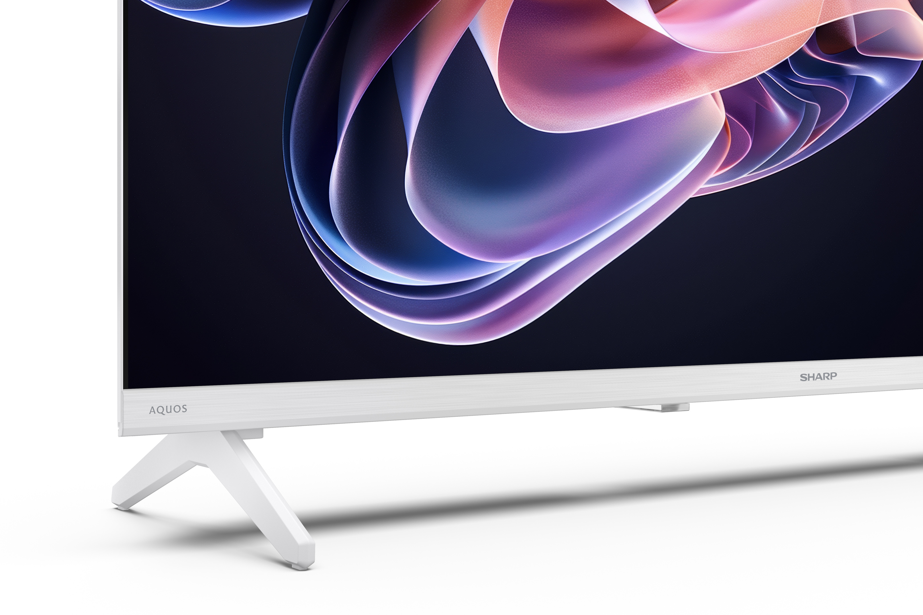 Nahaufnahme der unteren linken Seite eines weißen Sharp-Fernsehers, die den Ständer und das schlanke Design vor einem sauberen, weißen Hintergrund zeigt.