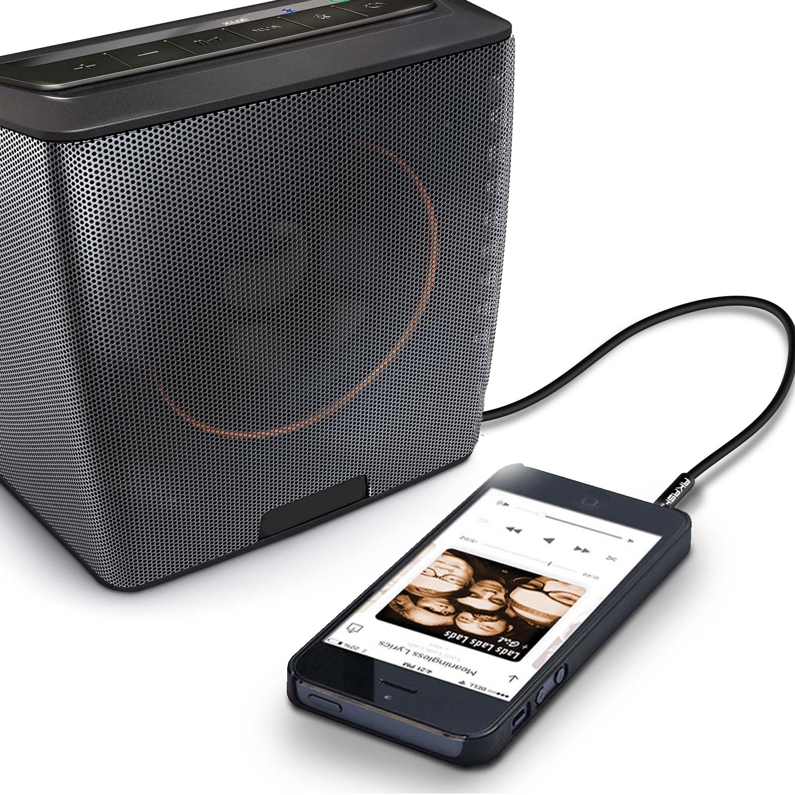 Haut-parleur noir connecté à un téléphone diffusant de la musique.