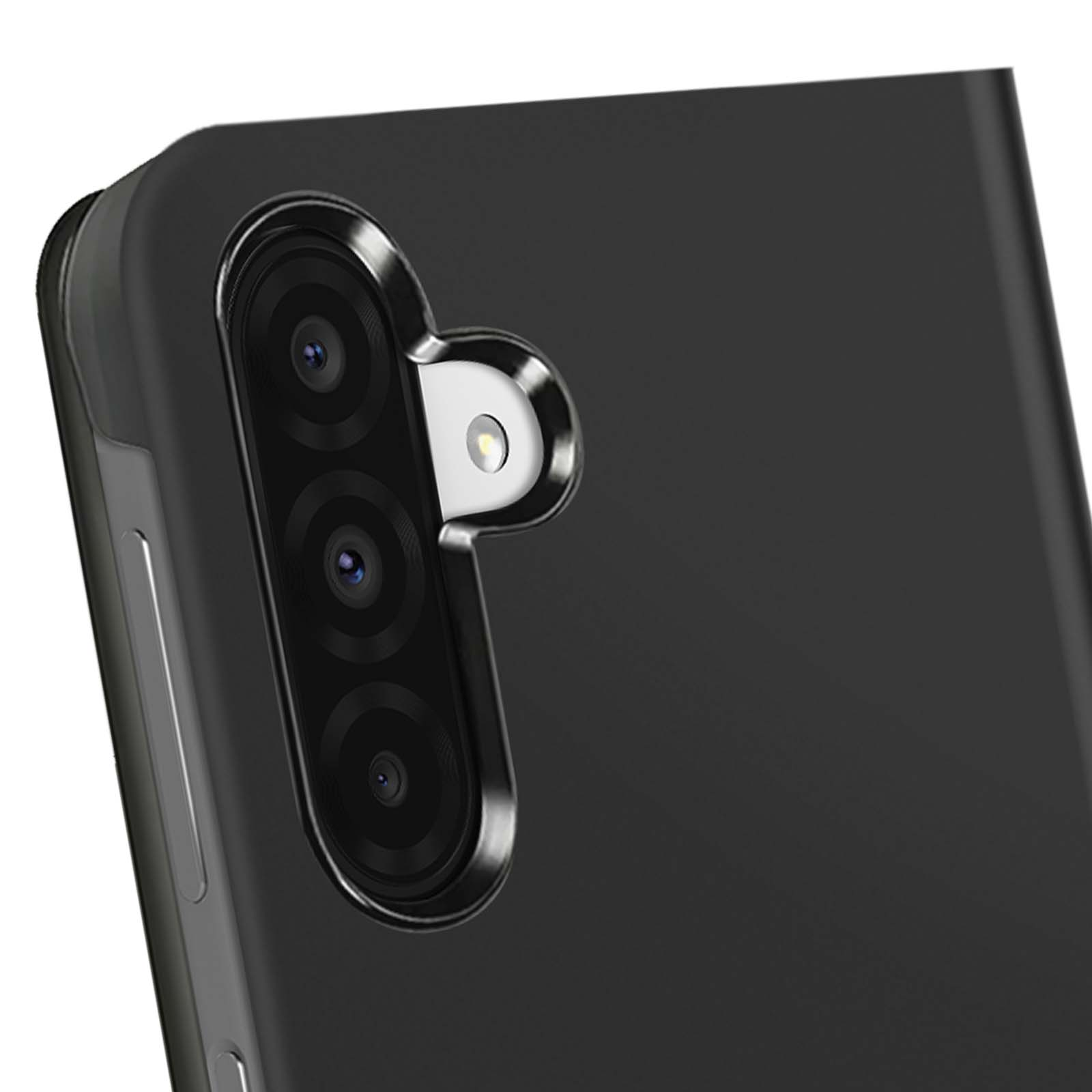 Primo piano del modulo fotocamera di uno smartphone in una custodia nera. Sono visibili tre lenti e una luce bianca.