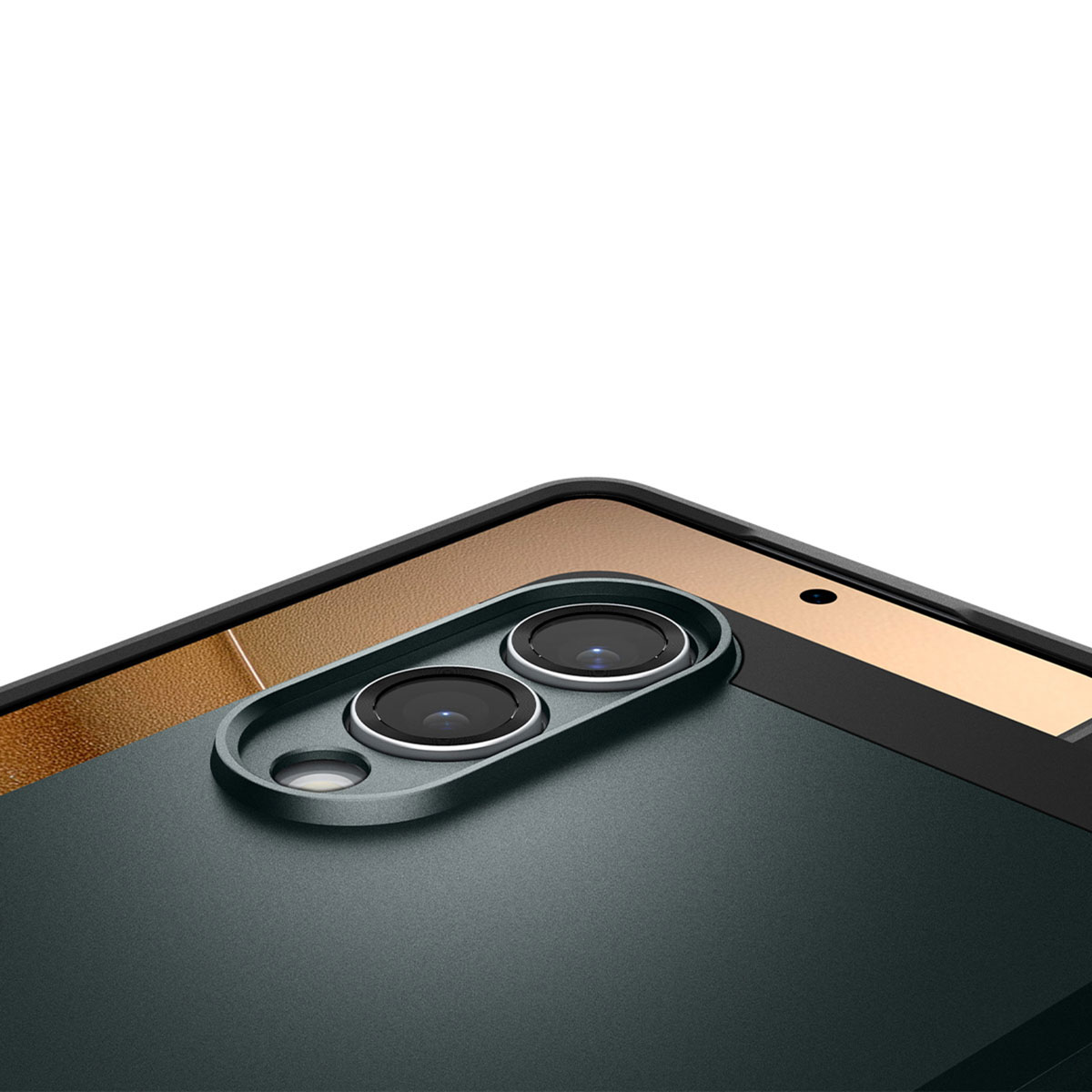 Gros plan sur le module caméra d'un smartphone sur un étui vert. Deux lentilles sont visibles.