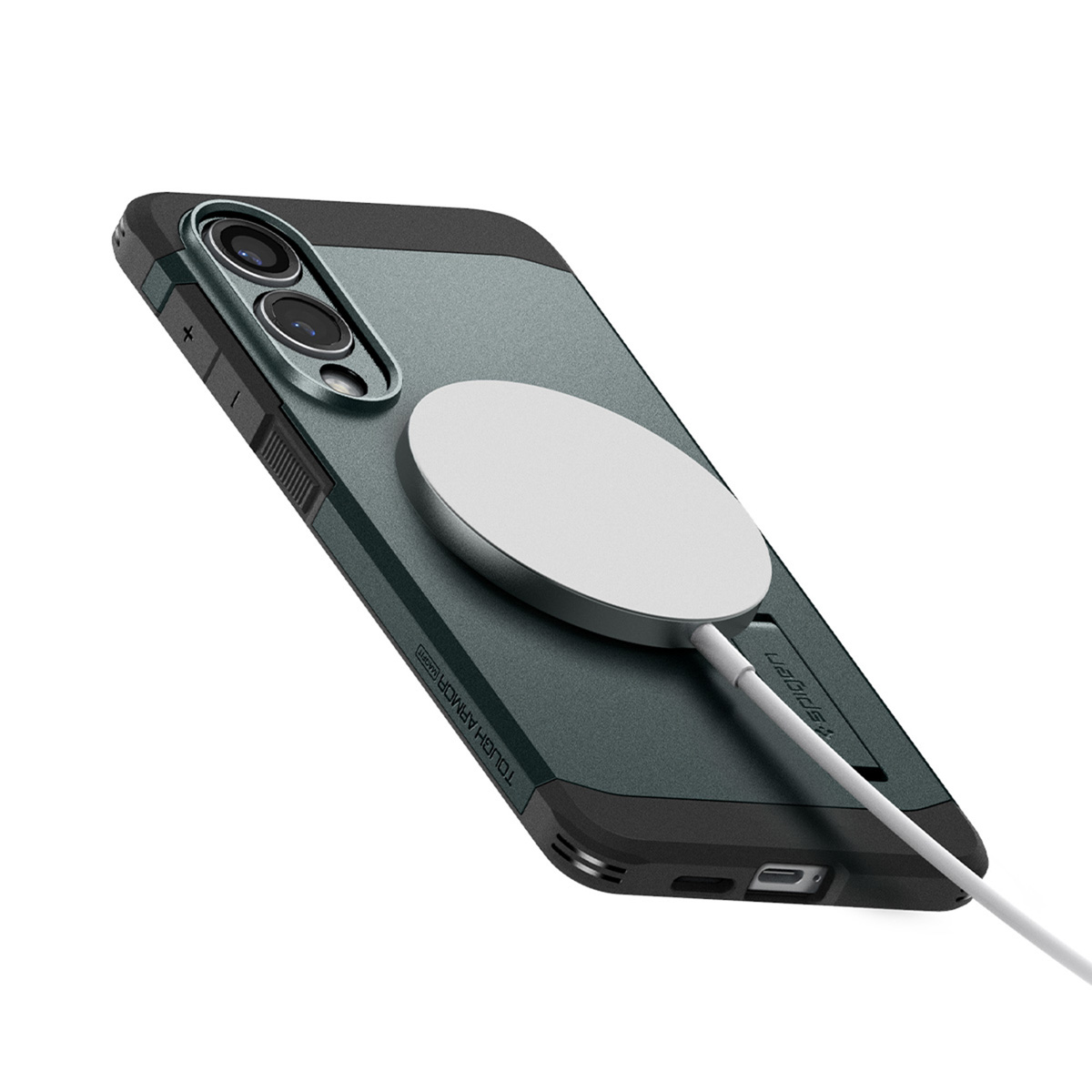 Une coque de téléphone avec un chargeur MagSafe attaché, montrant un dos vert et un cadre noir.