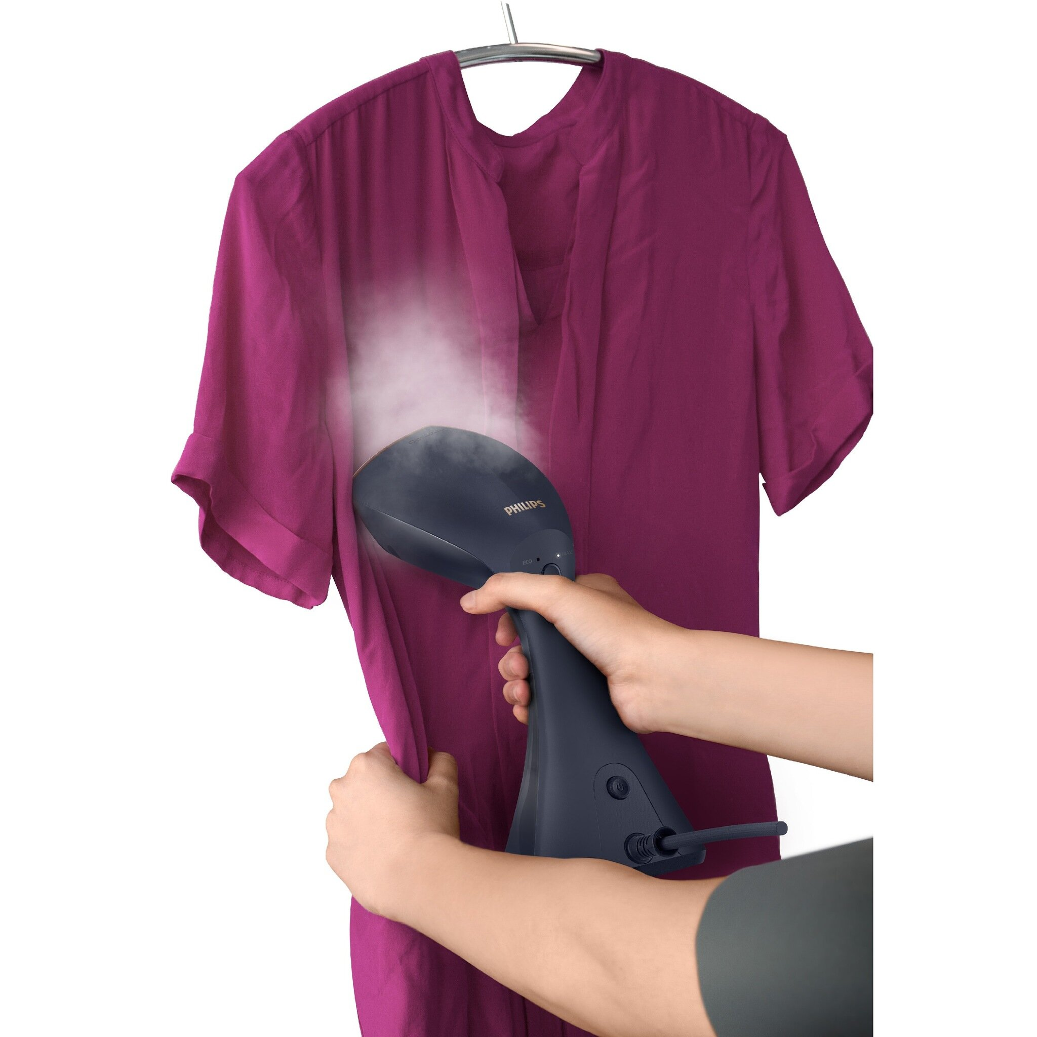 Una persona stira un vestito viola con uno steamer nero. Sfondo bianco.