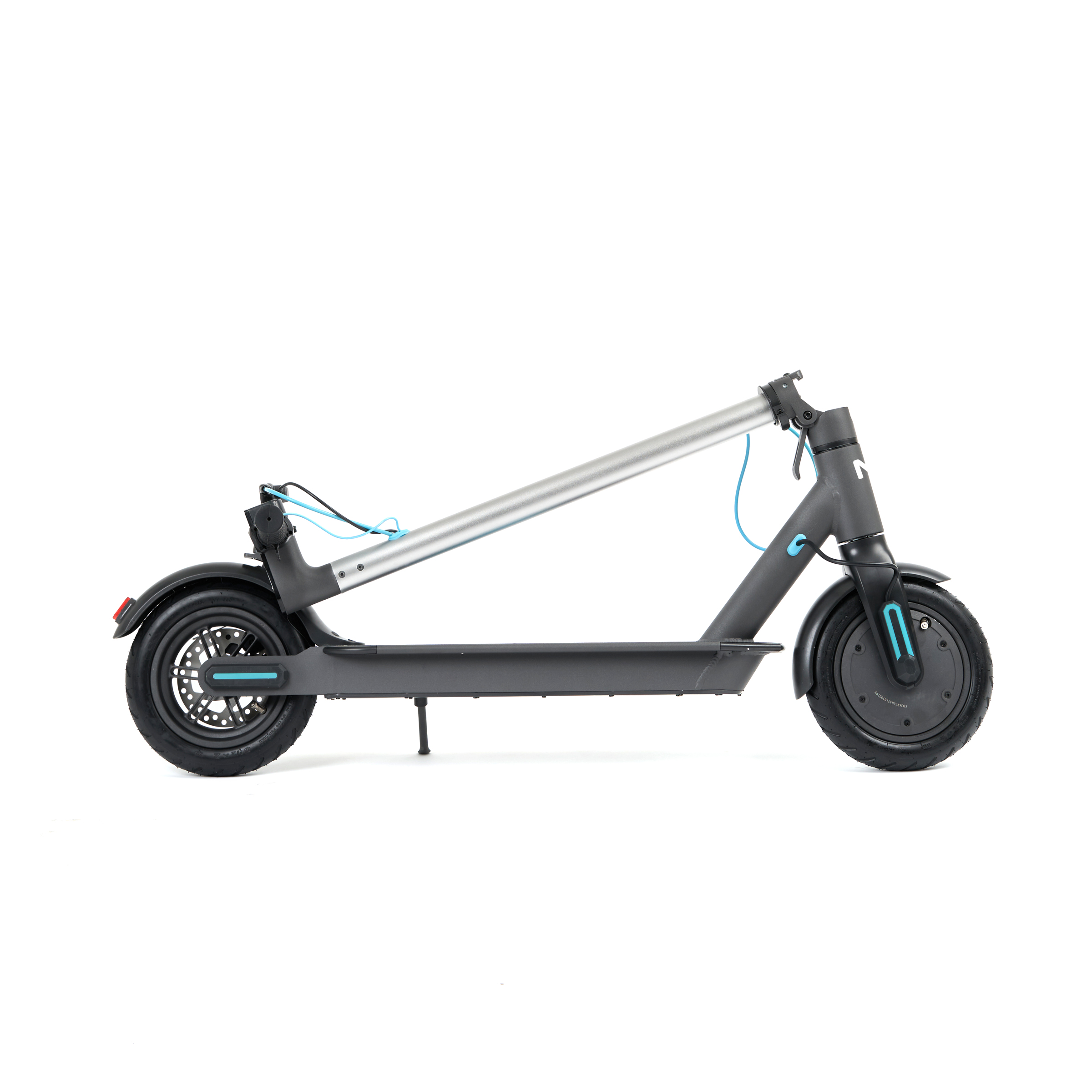 Scooter elettrico, corpo grigio, cavo blu, manubrio piegato, su sfondo bianco, vista laterale.