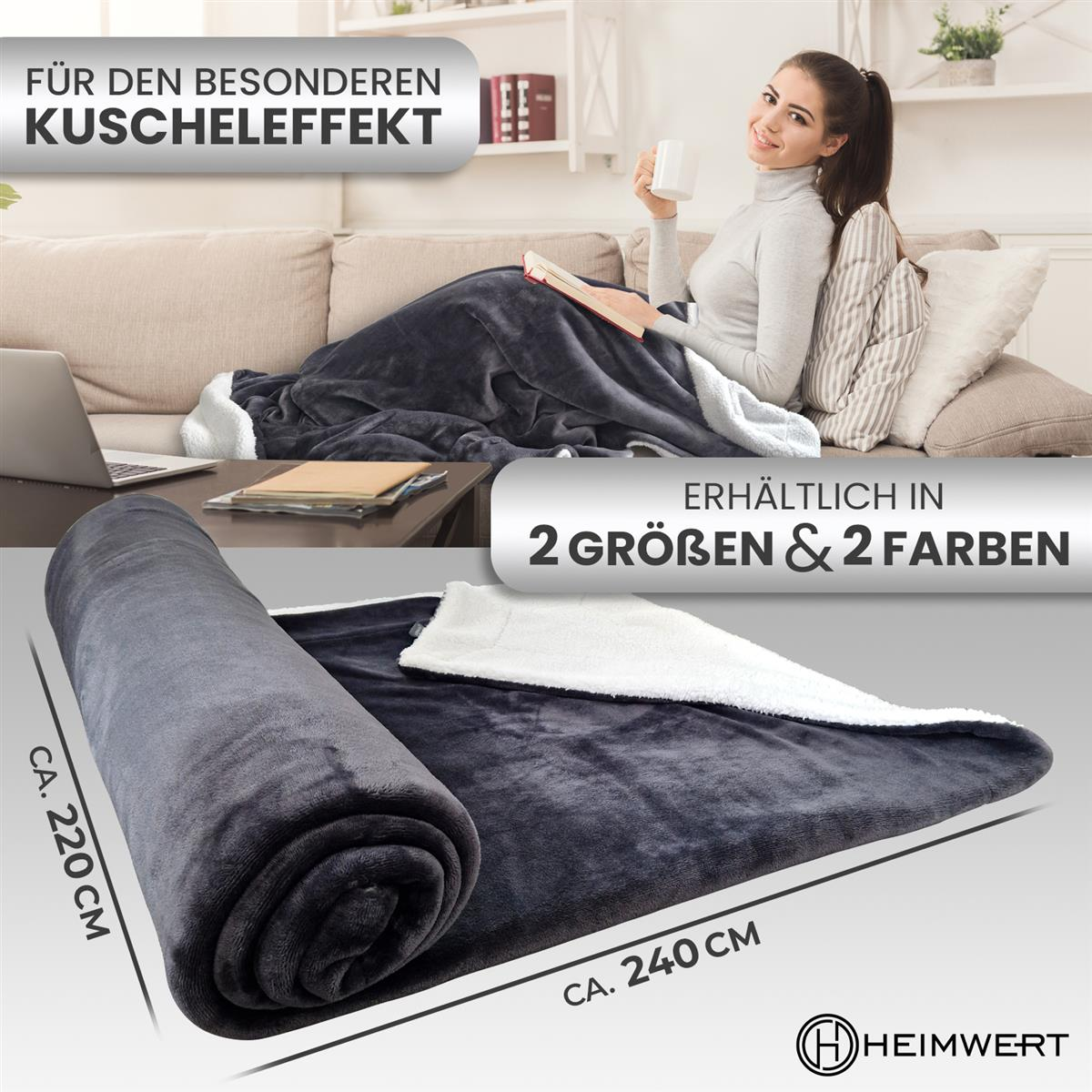 Eine Frau sitzt auf einem Sofa mit einer dunkelgrauen Decke, hält ein Buch und eine Tasse.