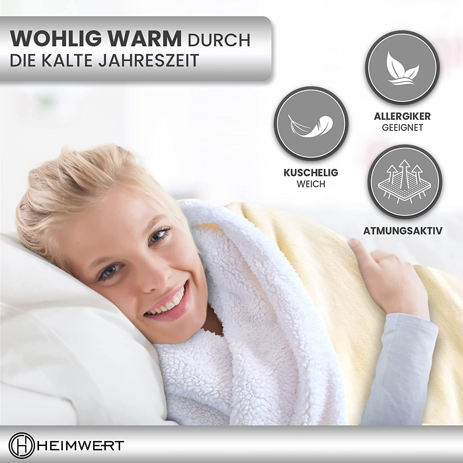 Eine Frau in einem weißen Hemd ist in eine gelbe Decke gehüllt und lächelt.