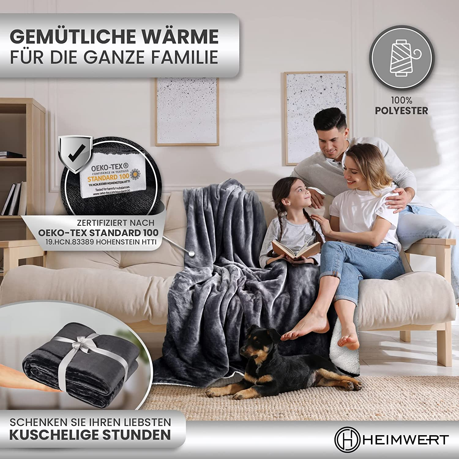Eine vierköpfige Familie sitzt unter einer grauen Decke auf einem Sofa.