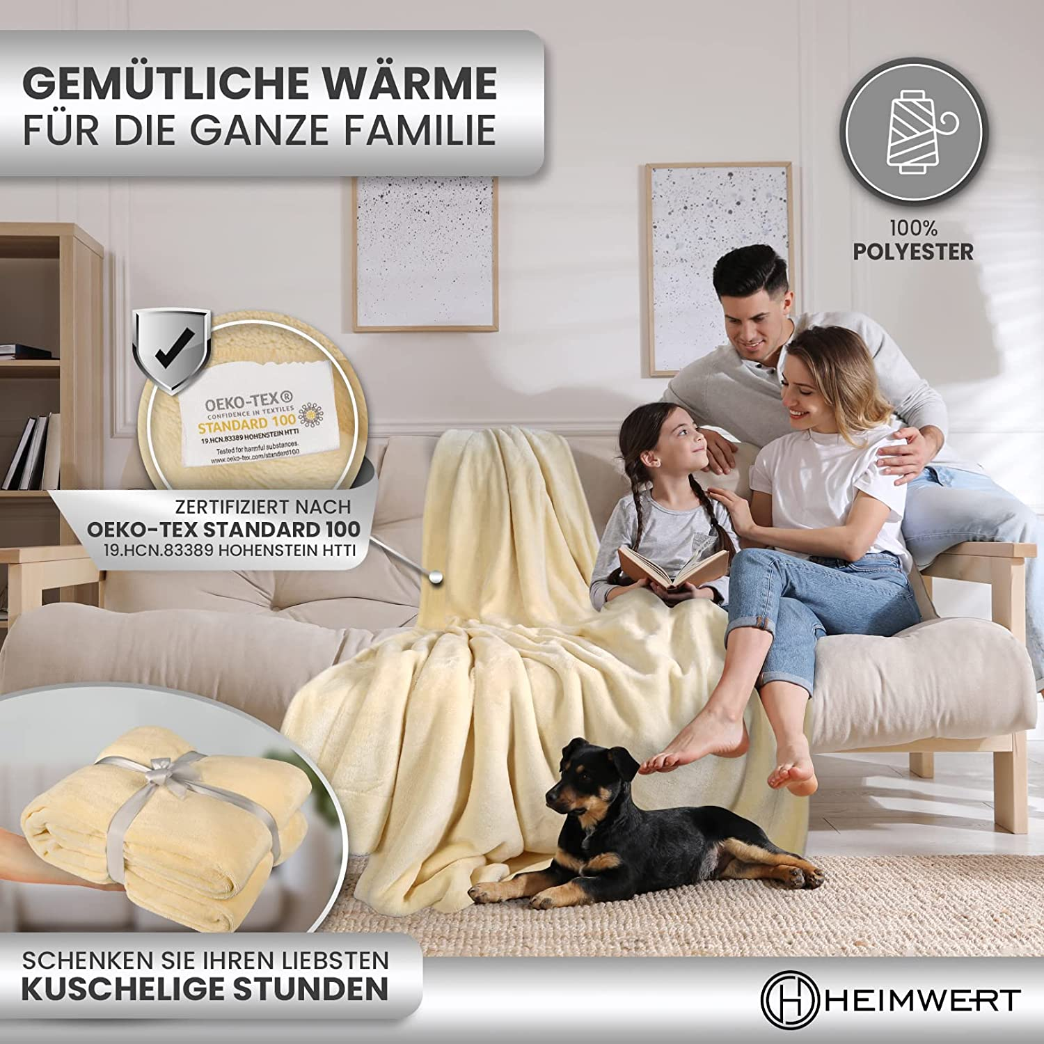 Eine vierköpfige Familie sitzt mit einem Hund unter einer gelben Decke auf einem Sofa.