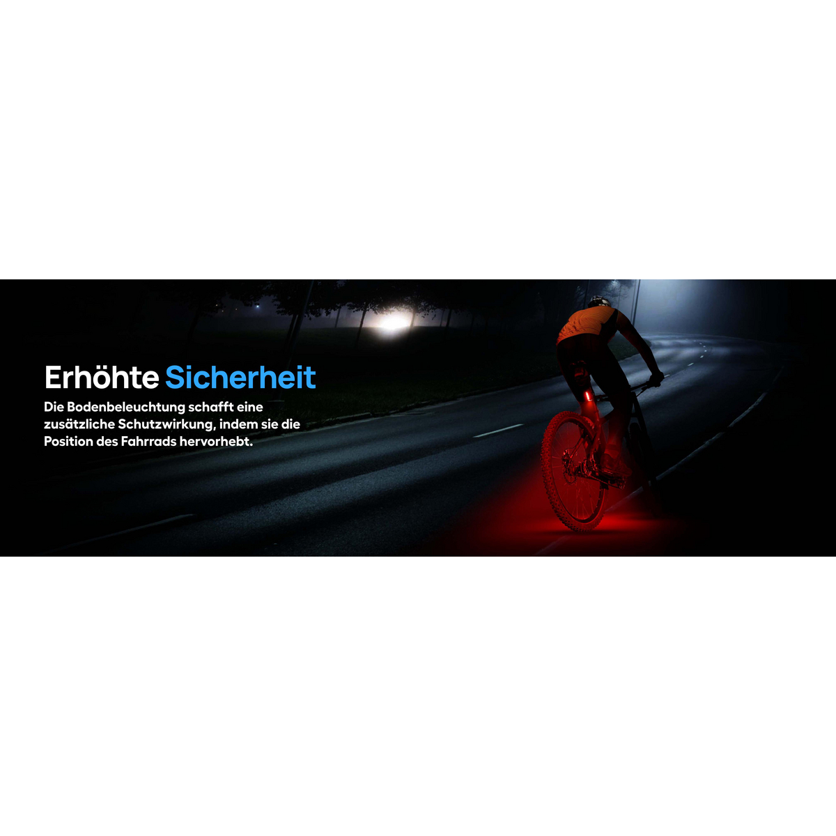 Ein Radfahrer fährt nachts. Das Fahrrad hat rote Lichter. Die Straße ist dunkel. Text sagt "Erhöhte Sicherheit".