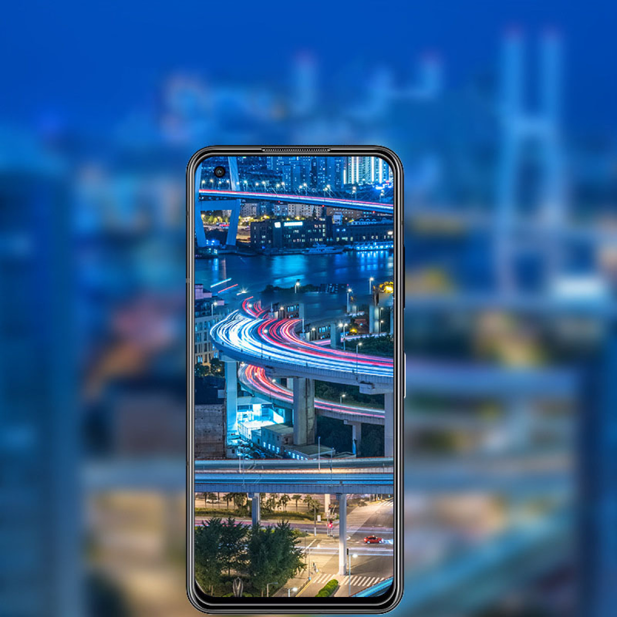 Uno smartphone mostra una vista notturna della città, con luci di ponti e strade. Lo sfondo è sfocato.