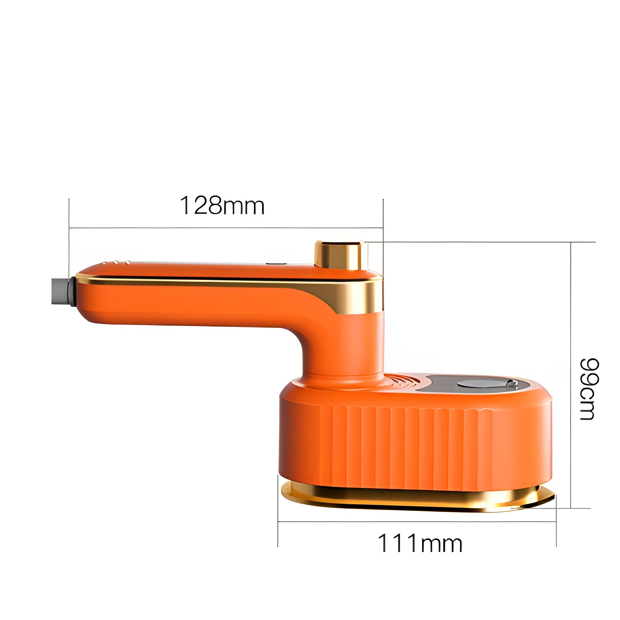 Ein orangefarbenes und goldenes Reisebügeleisen mit angegebenen Abmessungen: 128 mm, 99 cm und 111 mm, auf weißem Hintergrund.
