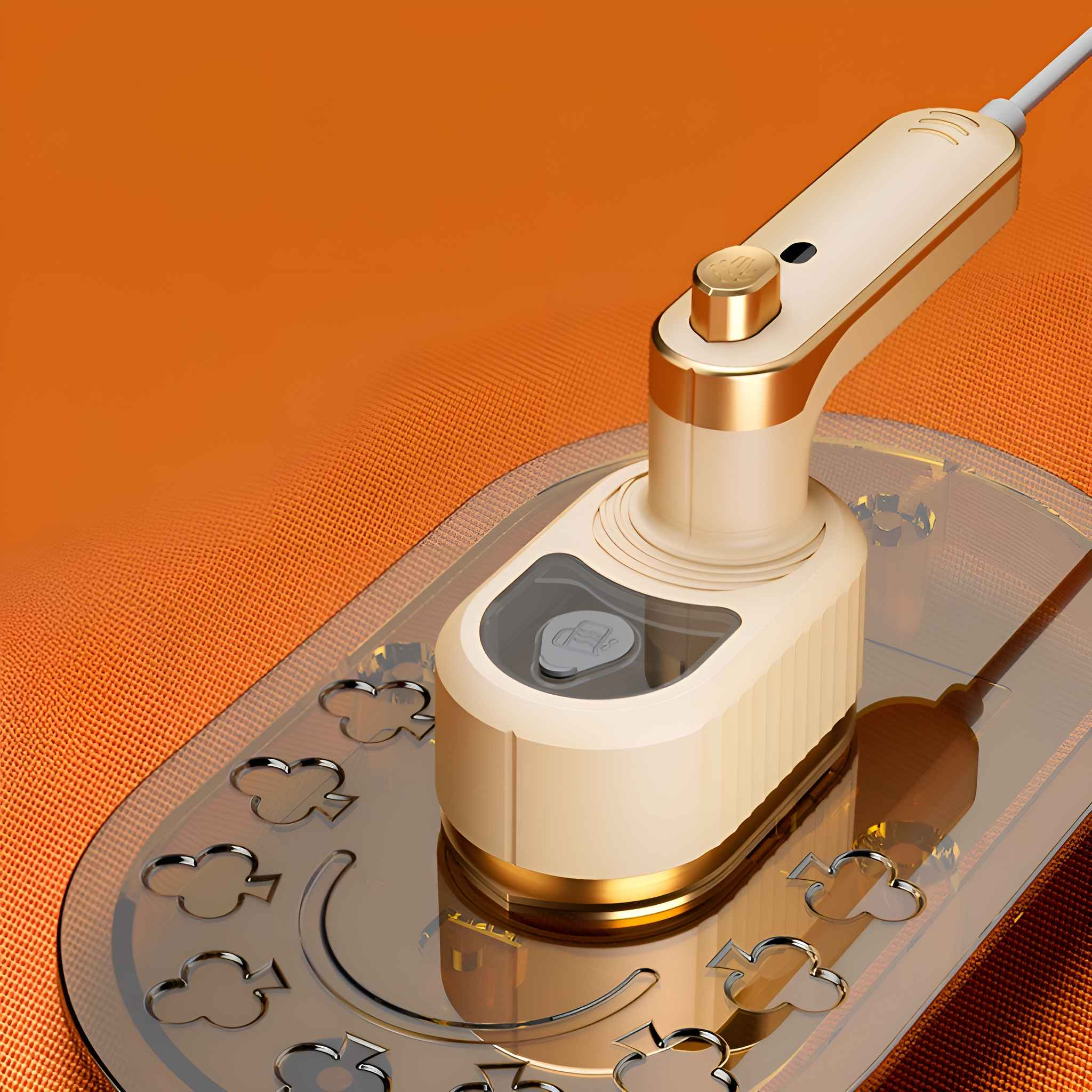 Ein beiger und goldener Handdampfer auf einer Glasoberfläche mit orangefarbenem Hintergrund.