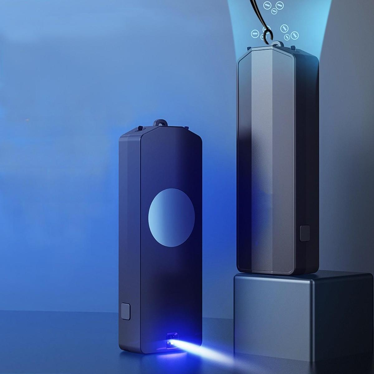 Zwei schwarze tragbare Luftreiniger vor blauem Hintergrund, die einen Lichtstrahl aussenden.