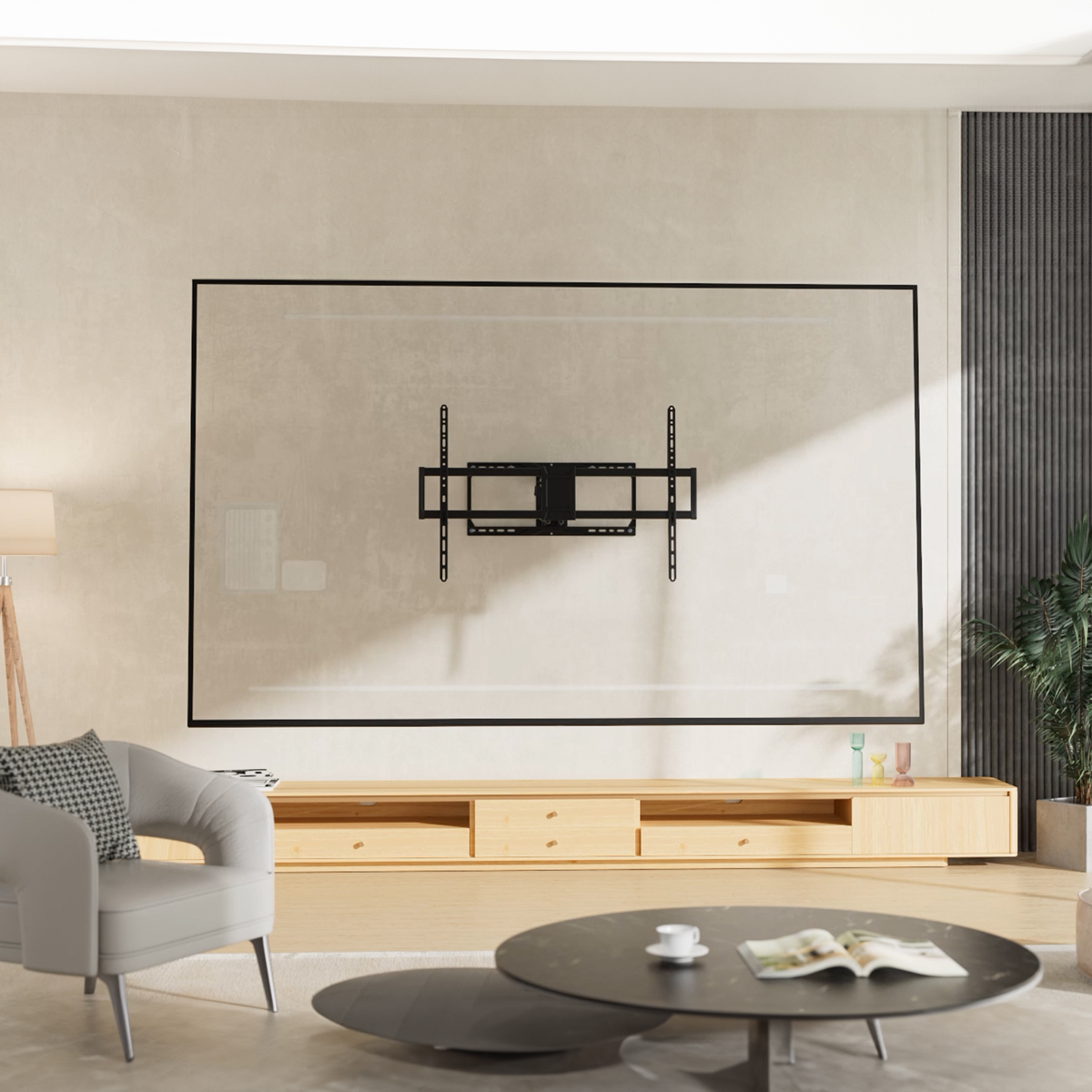 Eine Wohnzimmerszene mit einer an der Wand montierten TV-Halterung, einer Konsolentisch und modernen Möbeln.