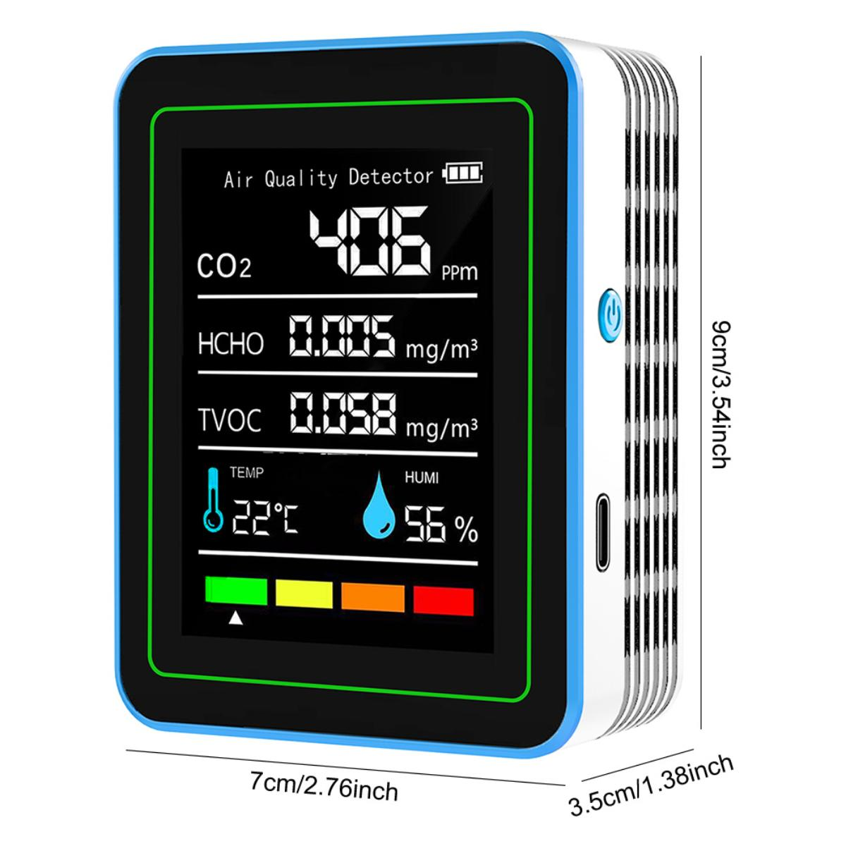Ein Luftqualitätsdetektor zeigt CO2, HCHO, TVOC, Temperatur und Feuchtigkeitswerte in einem blau-weißen Gehäuse.