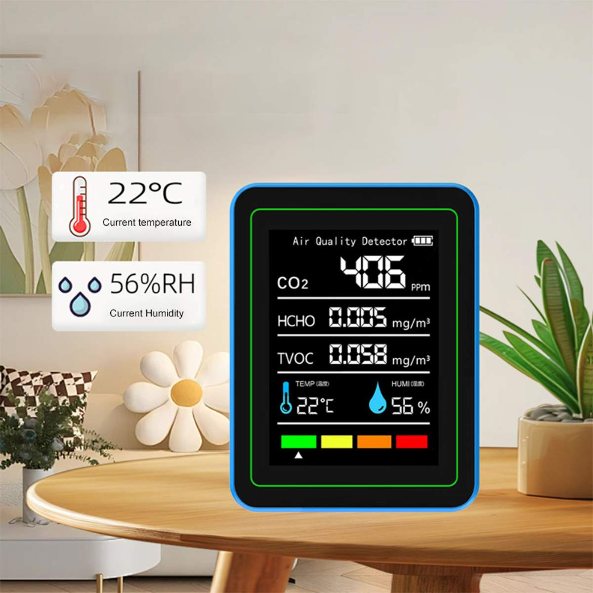 Ein Luftqualitätsdetektor, der CO2-, HCHO-, TVOC-Werte, Temperatur (22°C) und Luftfeuchtigkeit (56%) auf einem Tisch anzeigt.