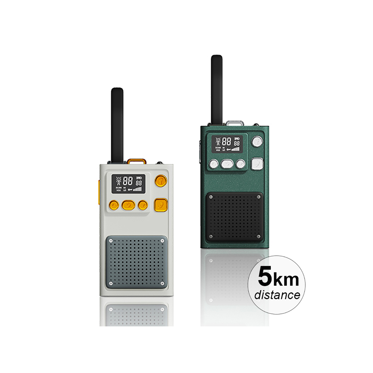 Zwei Walkie-Talkies, eins grau und eins grün, mit Bildschirmen, isoliert auf Weiß.