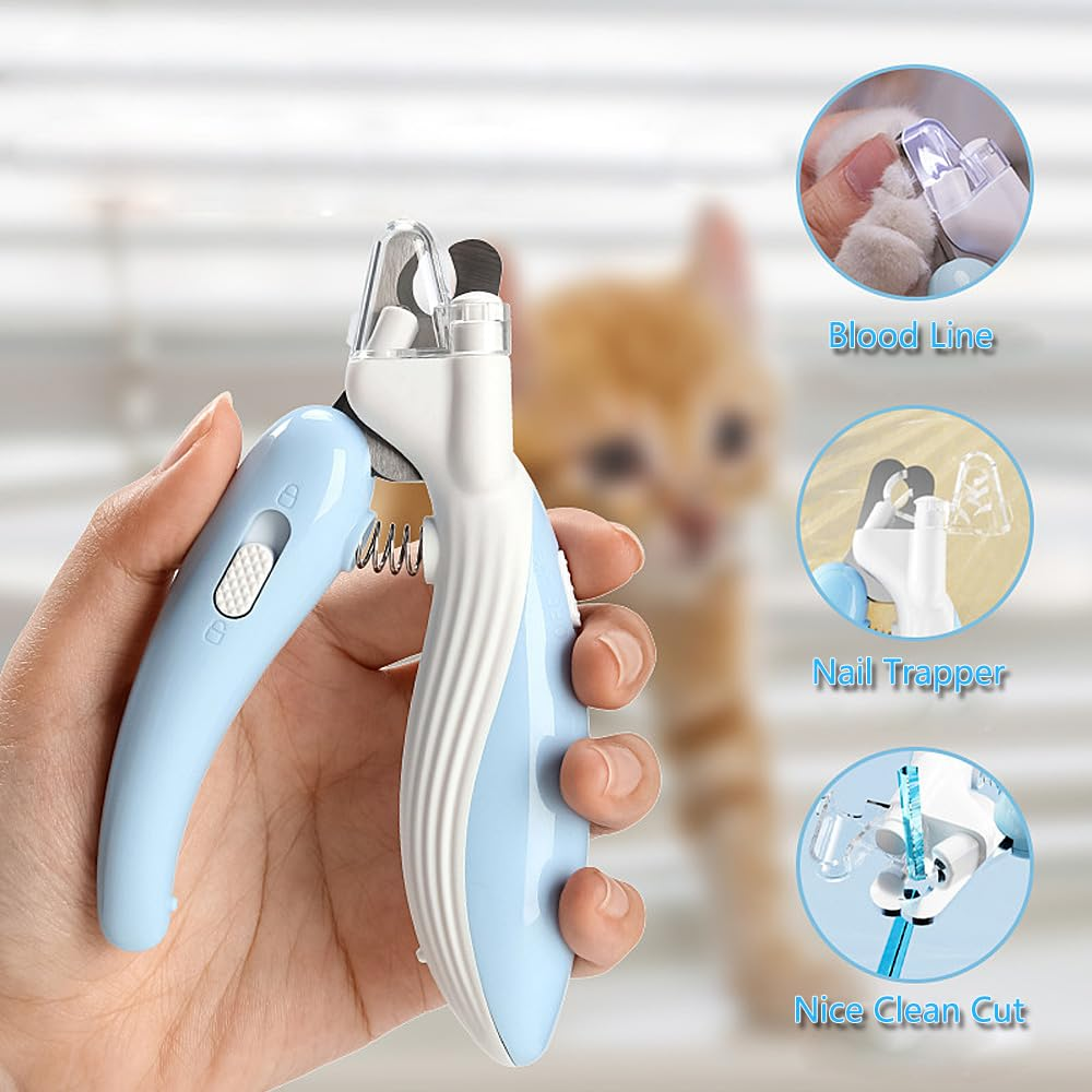 Hand hält blau-weißen Haustier-Nagelknipser, Katze im Hintergrund.