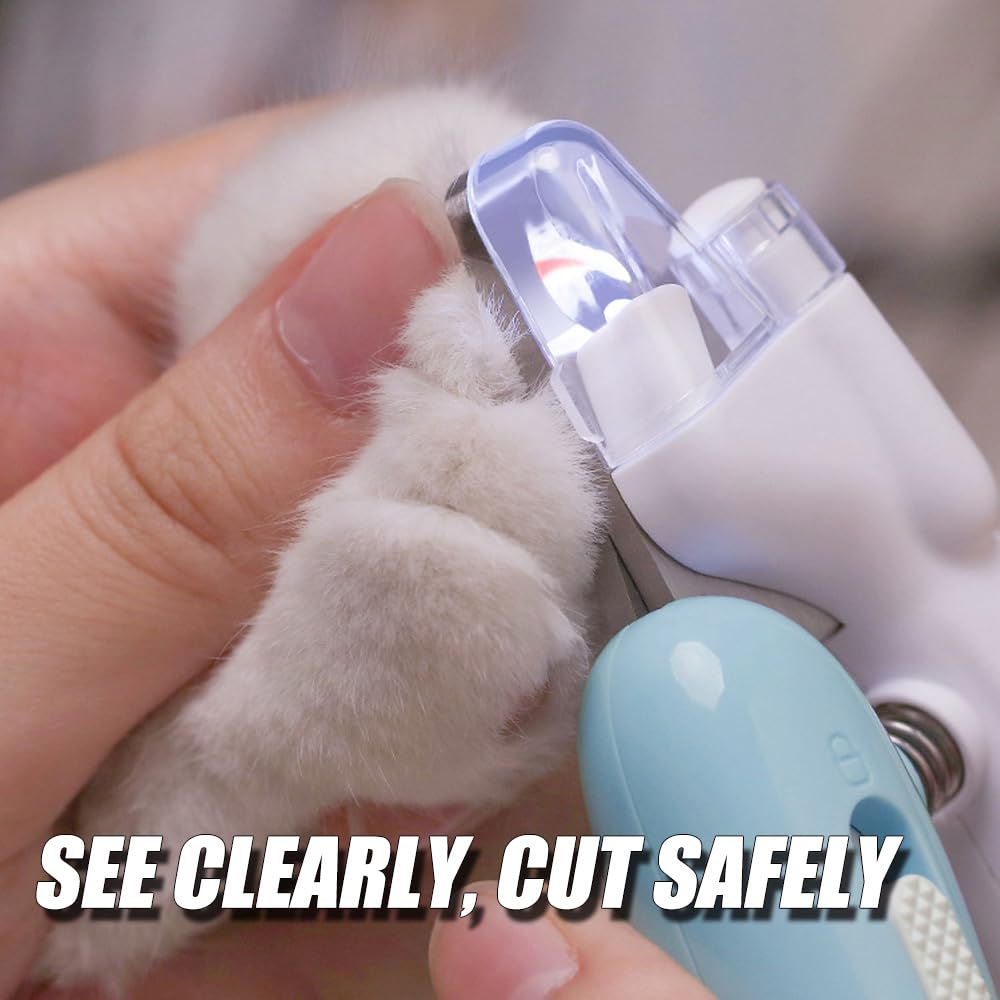 Hand hält einen weiß-blauen Haustier-Nagelknipser, schneidet eine Katzenkralle.