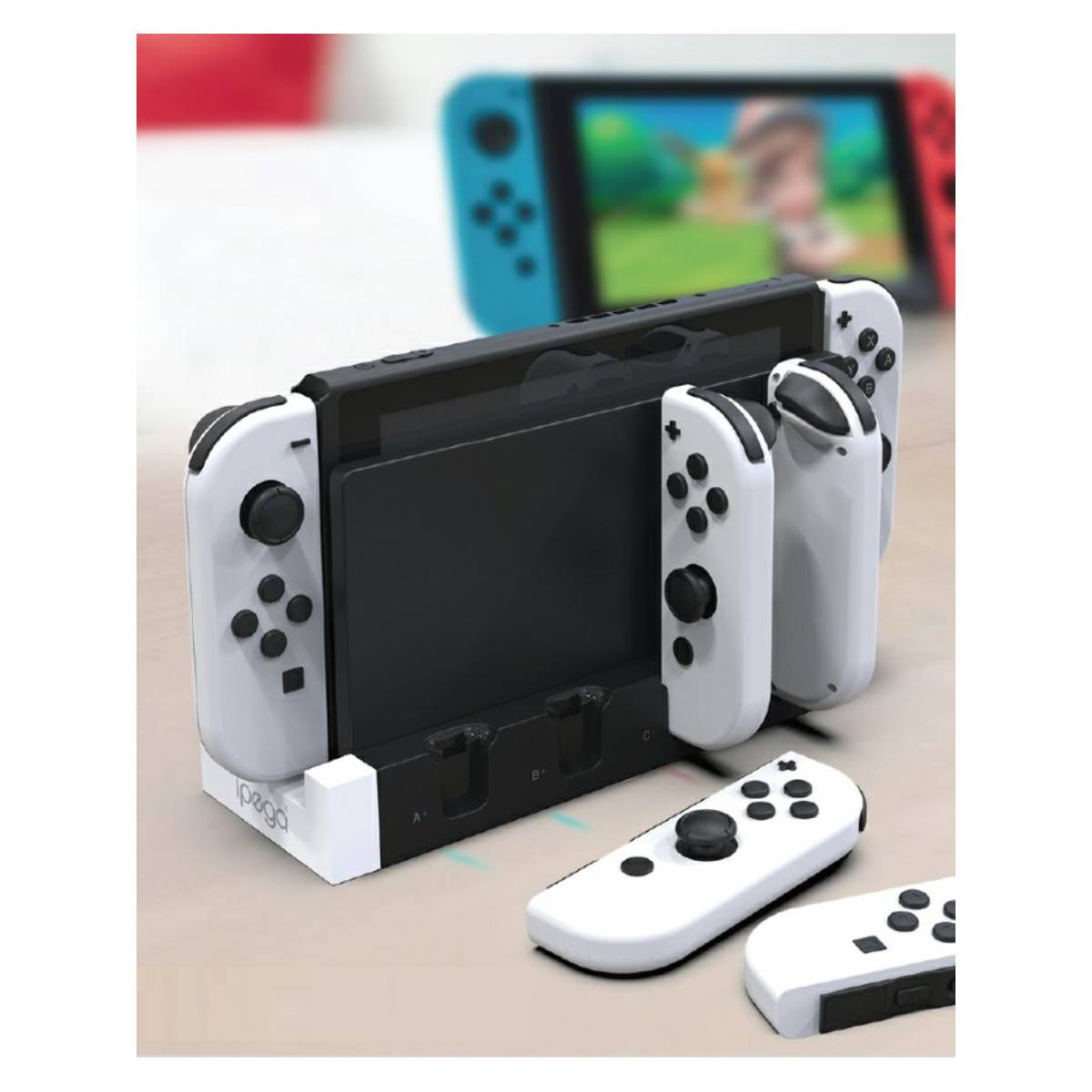 Eine weiße Ladestation für eine Nintendo Switch. Sie hält das Tablet und zwei Joy-Cons.